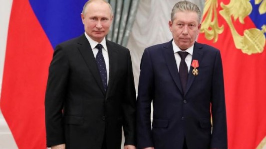 Muerte sospechosa en Rusia: el presidente de una petrolera cayó desde la ventana de un hospital