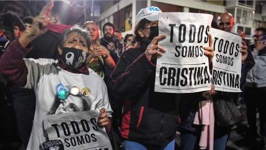 Vigilia, respaldo y cánticos: la vigilia de la militancia frente a de la casa de Cristina Kirchner