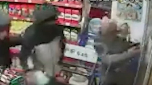 Para escapar, un ladrón rompió el vidrio de un cabezazo