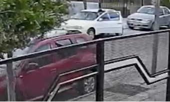 Indignante: le roban el auto a un jubilado en la puerta de su casa