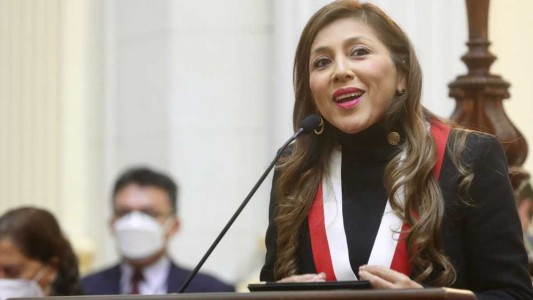 El Congreso de Perú destituyó a su presidenta