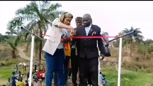 Video: funcionarios inauguraban un puente y se derrumbó