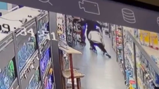 Un hombre fue captado olfateando mujeres en un petshop