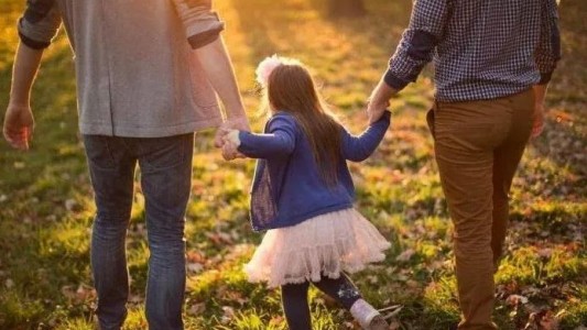 Reconocen triple filiación de niña de 3 años, la persona de menor edad del país con dos padres