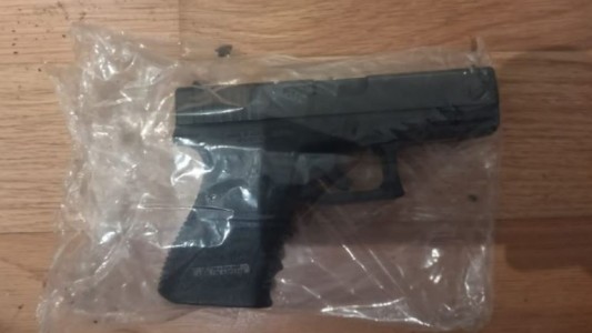 Presunto parricidio: Secuestran una pistola en un departamento de Belgrano que alquilaba