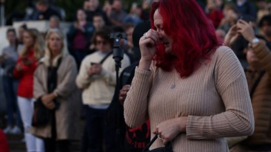 Multitudes cantan "Dios salve a la reina" fuera del Palacio de Buckingham