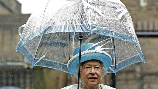 No necesitaba registro de conducir, tenía su propio cajero y era dueña de animales: los datos más insólitos de la Reina Isabel II