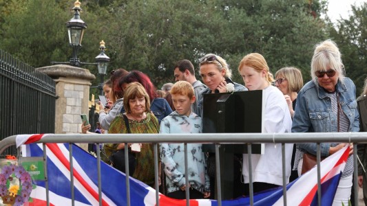 El féretro de Isabel II emprende en Escocia su último viaje