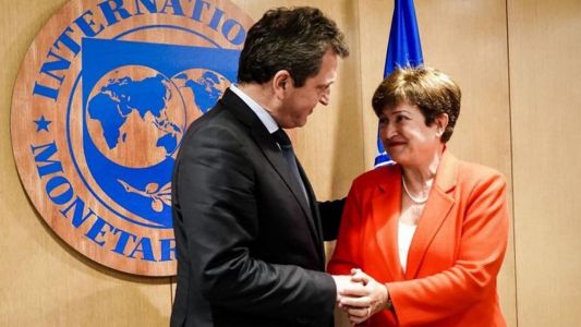 José Simonella con los apuntes de la reunión de Sergio Massa con el FMI