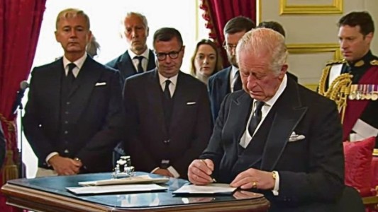 El enojo del rey Carlos III porque el bolígrafo no tenía tinta