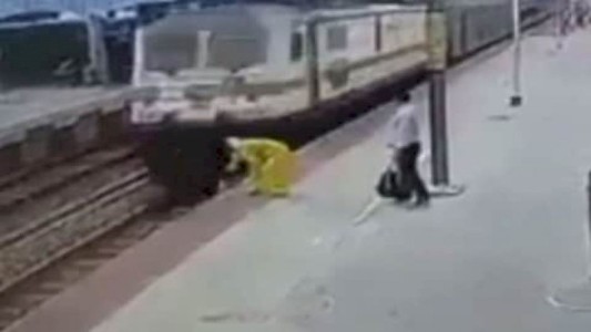 Se salvó dos veces de ser atropellada por el mismo tren - #FlashChat