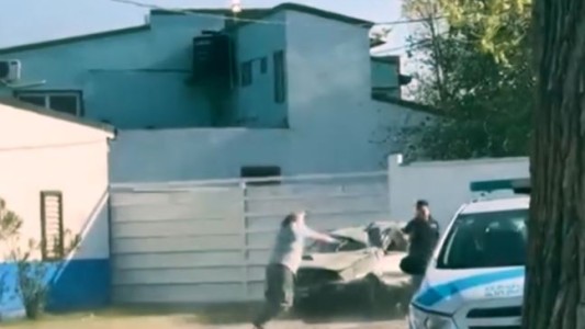 Video: Batalla campal entre inspectores de tránsito y conductores por una infracción