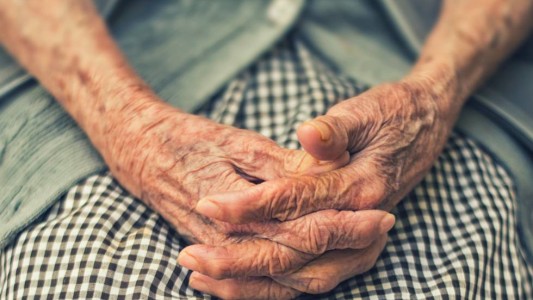 Advierten que una de cada cuatro personas mayores vive en hogares con pobreza estructural