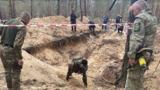 Ucrania encontró una fosa común con más de 440 cuerpos: ONU planea enviar investigadores