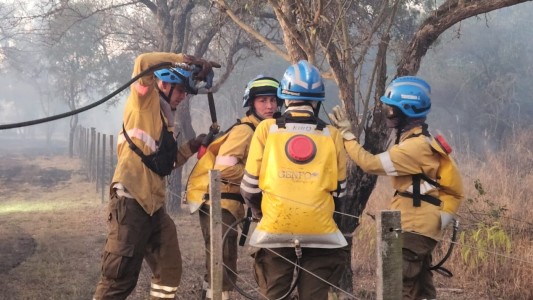 Bomberos trabajan para apagar las llamas en la Cuesta de San Luis