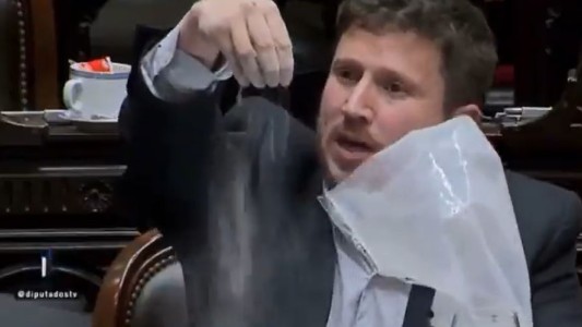 Un diputado rosarino arrojó cenizas en plena sesión: "Esto es lo que estamos respirando"