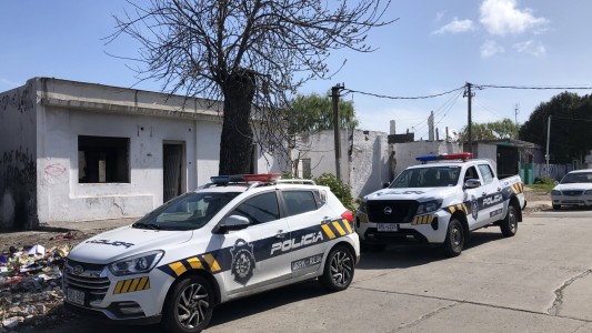 Una mujer encontró a un hombre muerto debajo de su cama