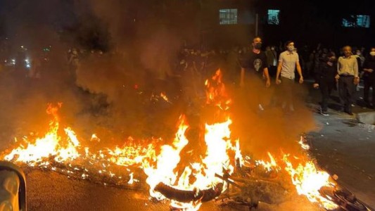 Violentas protestas en Irán por la muerte de una joven detenida por llevar mal el velo - #FlashChat