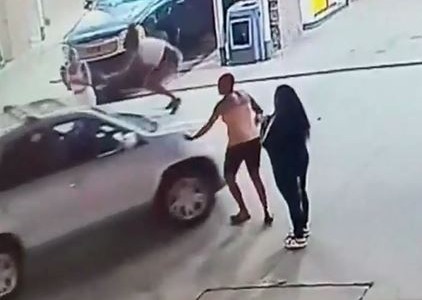 Una "spiderwoman" saltó sobre una camioneta y evitó ser atropellada