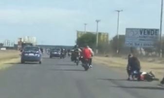 Locura en Santa Fe: filmaron a patrulleros volteando a motociclistas en plena autopista