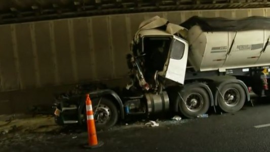 Choque de camiones: dramático rescate de uno de los choferes