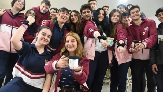 “ScrunchieCup”: Tapavasos antidrogas para el boliche, la iniciativa de alumnos de 5to. año