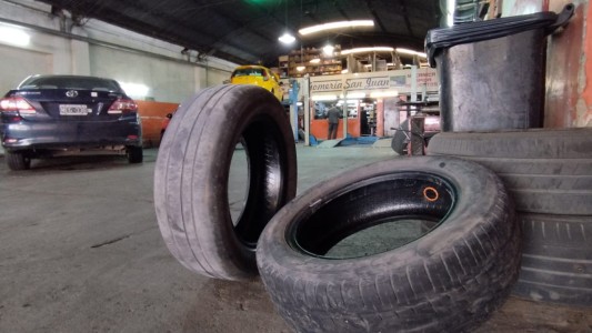 Faltan cubiertas: crece la demanda de neumáticos usados y reparaciones "exprés"