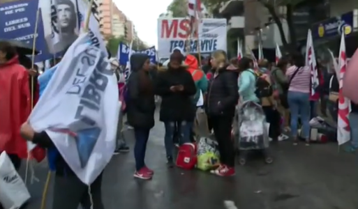 Organizaciones sociales acampan en el boulevard Chacabuco