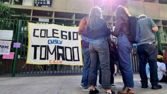 La Policía de la Ciudad comenzó a ir a los domicilios para notificar a los padres de los alumnos que tomaron las escuelas