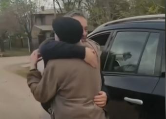 Video: Inventaron un operativo de tránsito para celebrar el cumpleaños del abuelo