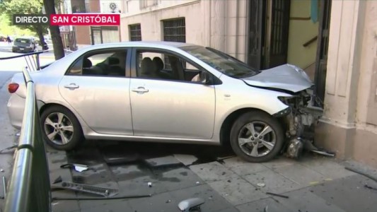 Una mujer herida al ser atropellada en la vereda de una escuela en San Cristóbal