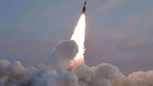 Corea del Norte lanzó un misil balístico y Japón le pidió a la población que busque refugio