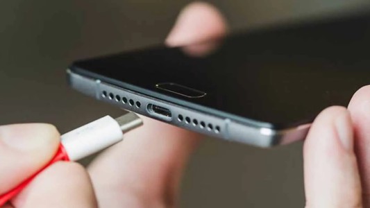 Unión Europea aprobó una ley que impone un cargador único para celulares y dispositivos portátiles