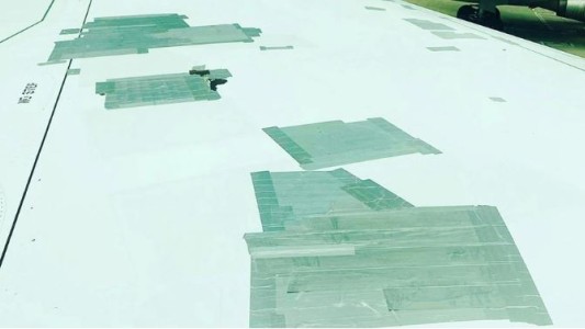 "Arreglan" los aviones con cinta adhesiva: explican los motivos