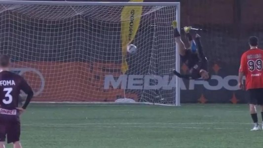 Un penal a los saltos: la increíble voltereta de un futbolista ruso - #FlashChat