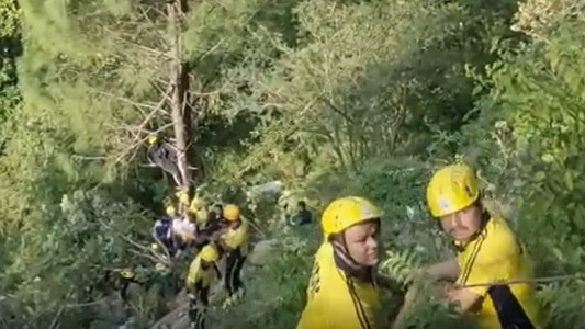 Un micro cayó de un camino montañoso en India: murieron 31 personas