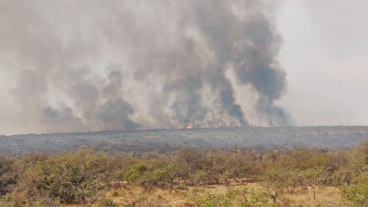 Incendios en Córdoba: bomberos combaten dos focos de incendio