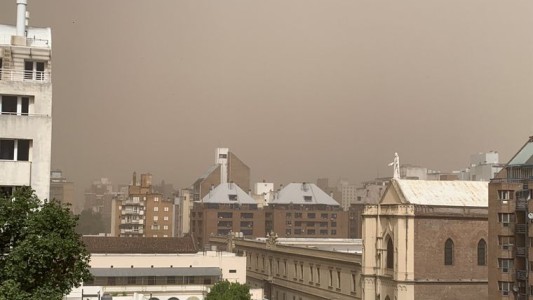 Córdoba: Los fuertes vientos arrastran cenizas de los incendios a la capital