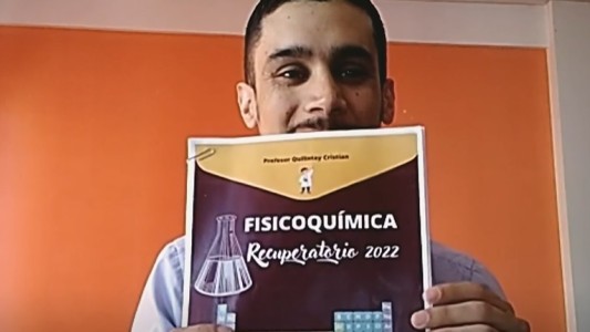 Tomó examen de Química con un álbum de figuritas: los alumnos mejoraron las notas