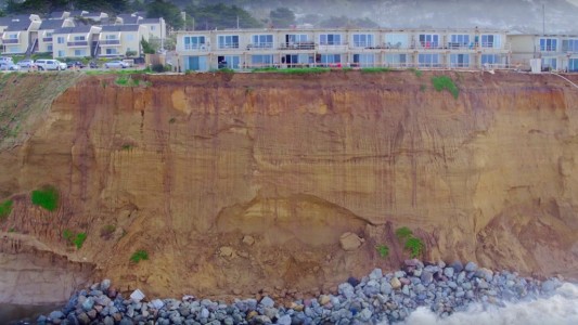 Implantan moluscos en una estructura artificial para evitar la erosión marina en California