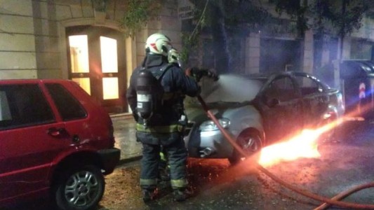 Hallan a un hombre calcinado dentro de un auto incendiado en Balvanera