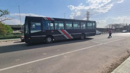 Un colectivero atropelló a una nena de 4 años y lo acusan de usar el celular cuando manejaba