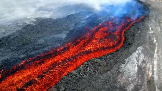 El momento en que el volcán Stromboli hace erupción en Italia y su lava llega al mar