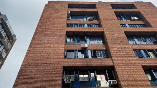 Cayó desde un séptimo piso y sobrevivió