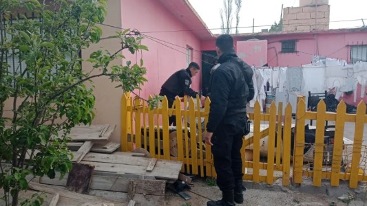 Escapó de un control policial, ingresó en una casa y se escondió debajo de un colchón: fue detenido