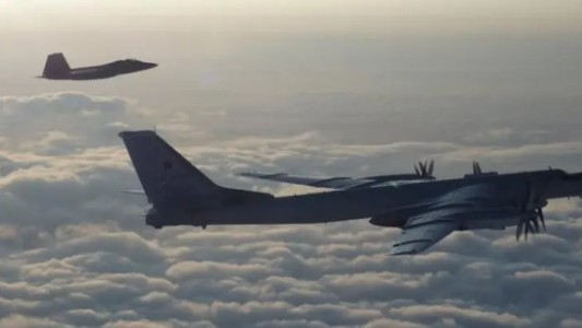 Aviones de combate de Estados Unidos interceptaron dos bombarderos rusos cerca de Alaska