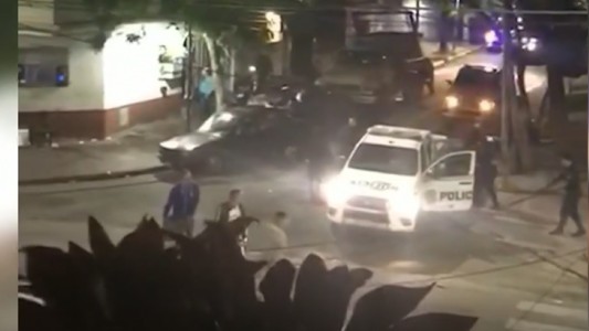Video: vecinos apedrearon a policías y los agentes respondieron con balas de goma