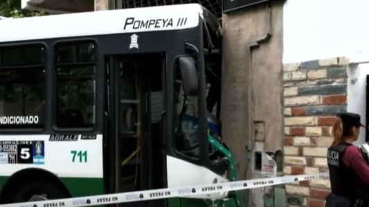 Siete heridos al chocar un camión y un colectivo: uno de los choferes huyó