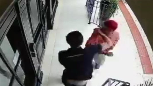 Le dio una piña a un ladrón y lo mató