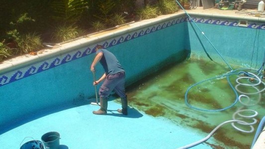 Los cuidados en el uso de productos químicos en la pileta de natación
